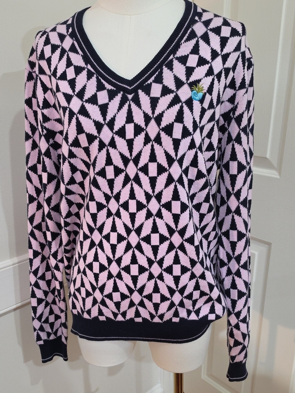 Daily Sports Luxury Pink & Navy Jacquard Knit V-Neck Golf Sweater - Size M